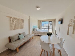 Studio, Lake View | Living area | 32-inch flat-screen TV with cable channels, LED TV - Xima Aparts Bariloche (San Carlos de Bariloche)