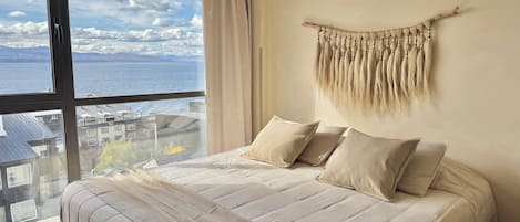 Design Apartment, Lake View | 1 bedroom, soundproofing, free WiFi, bed sheets