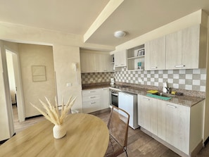 Appartement Design, vue sur le lac | Cuisine privée | Réfrigérateur grande capacité avec congélateur, un four