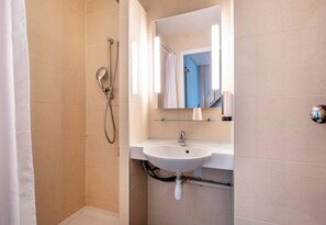 Shower, towels - B&B HOTEL La Rochelle Centre (La Rochelle)