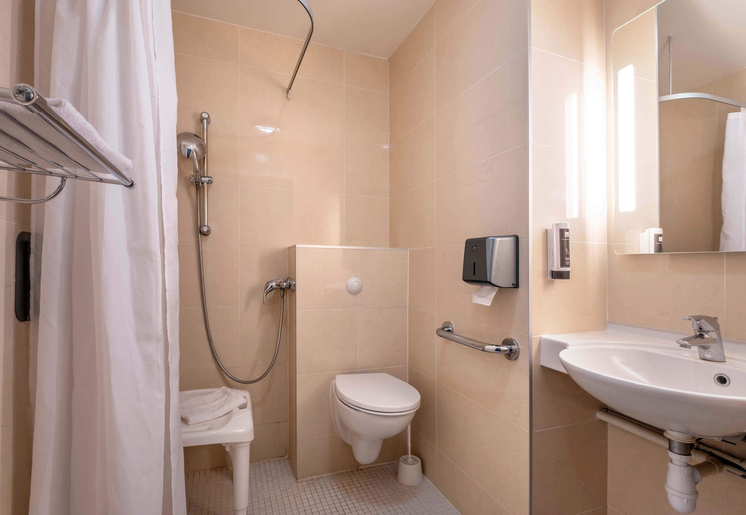 double room, accessible | bathroom | shower, towels