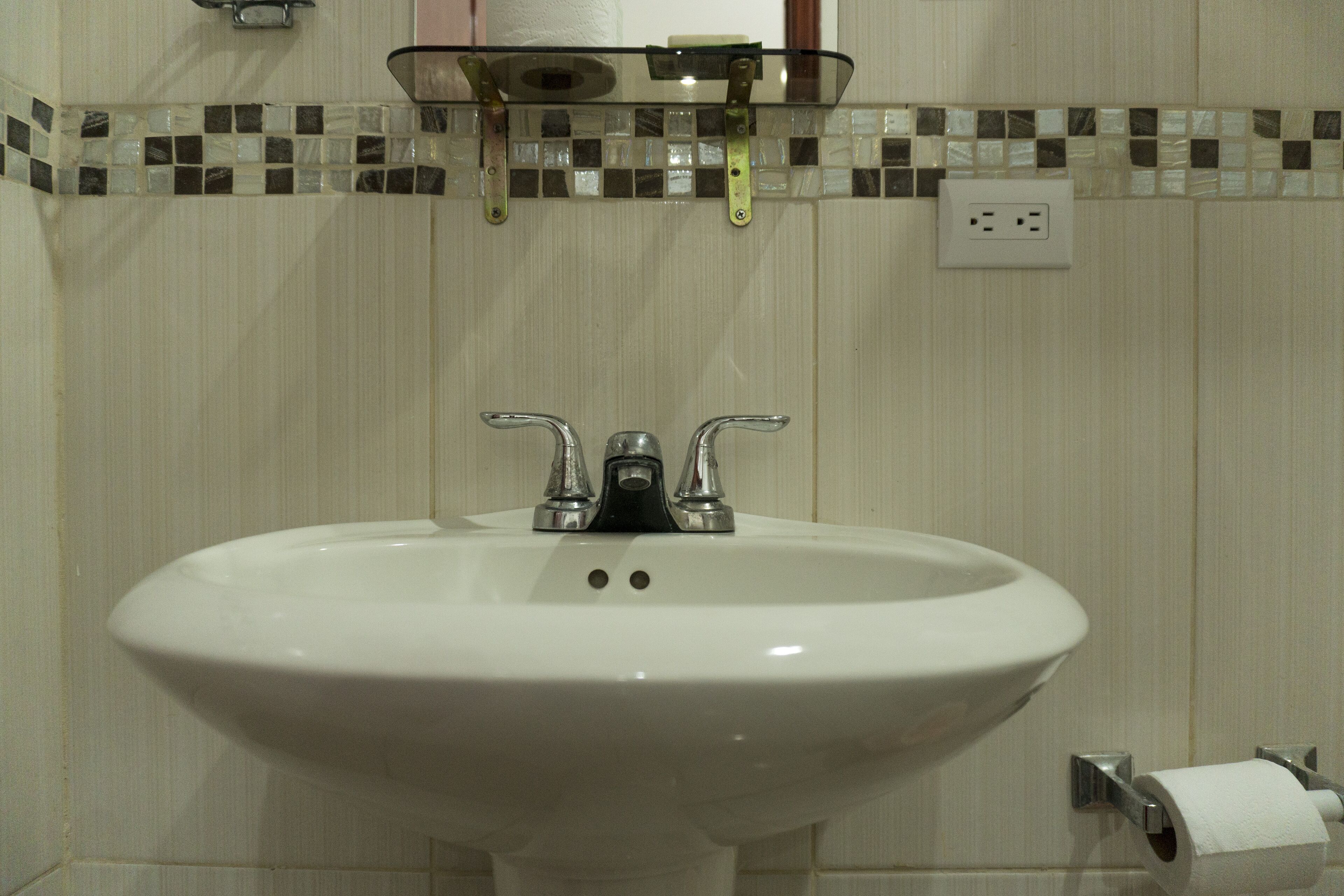 standard room, 1 queen bed | bathroom | shower, free toiletries, towels