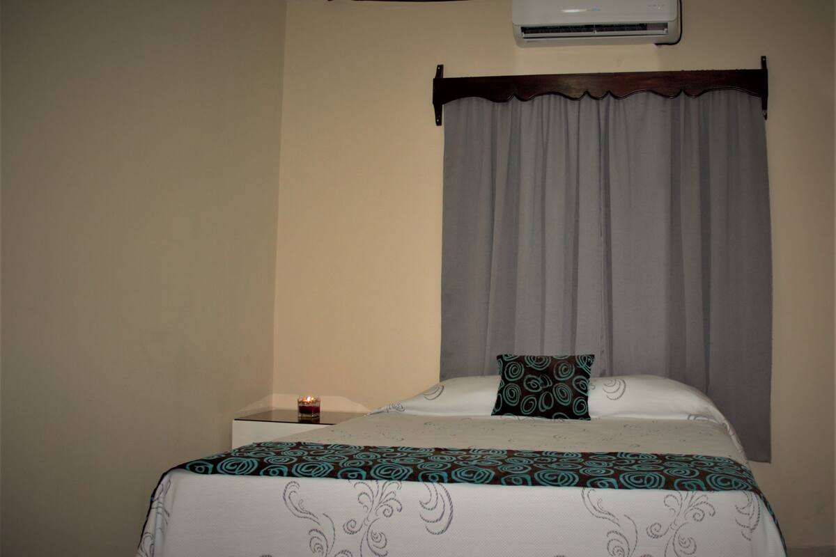 Standard Room, 1 Queen Bed | Desk, iron/ironing board (on request), rollaway beds (surcharge)