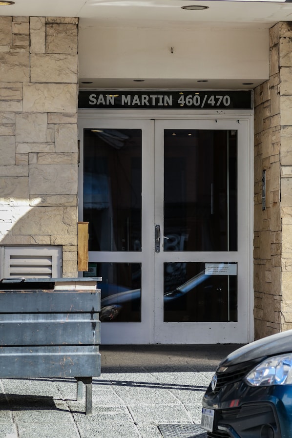 A building entrance with a sign reading "SAN MARTIN 460/470".