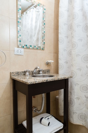 Studio | Bathroom | Combined shower/tub, hair dryer, towels