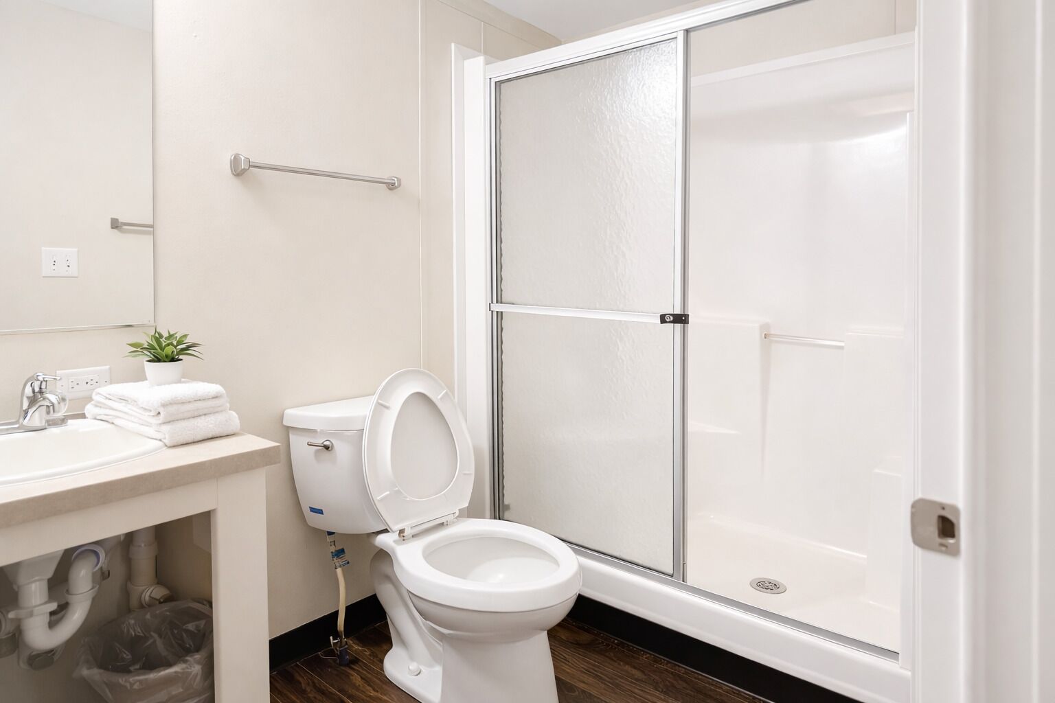 Combined shower/bathtub, free toiletries, towels