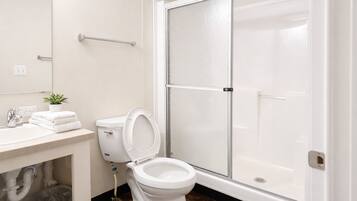 Combined shower/bathtub, free toiletries, towels