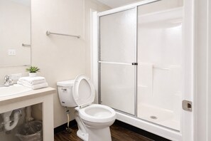 淋浴/盆浴组合、免费洗浴用品、毛巾