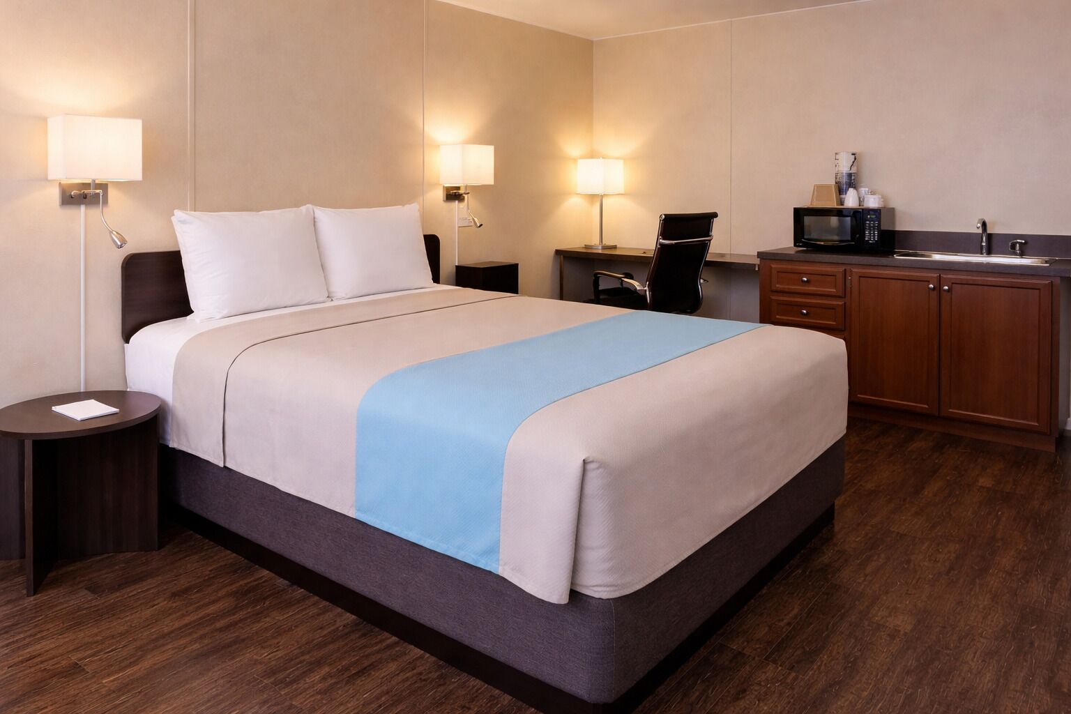 スタンダード ルーム クイーンベッド 1 台 | デスク、アイロン / アイロン台、ベッドシーツ