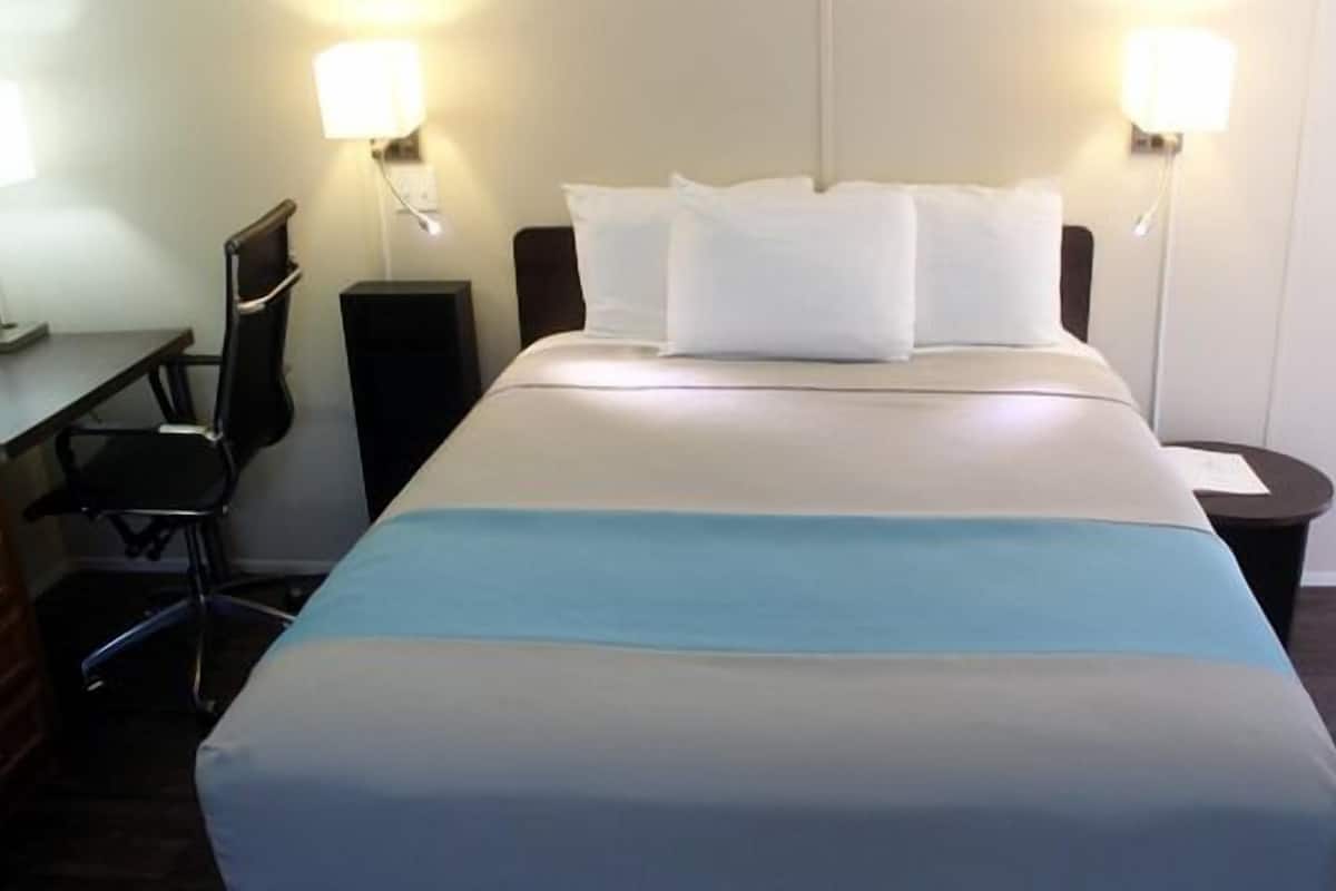 Standard Room, 1 Queen Bed | Desk, iron/ironing board, bed sheets