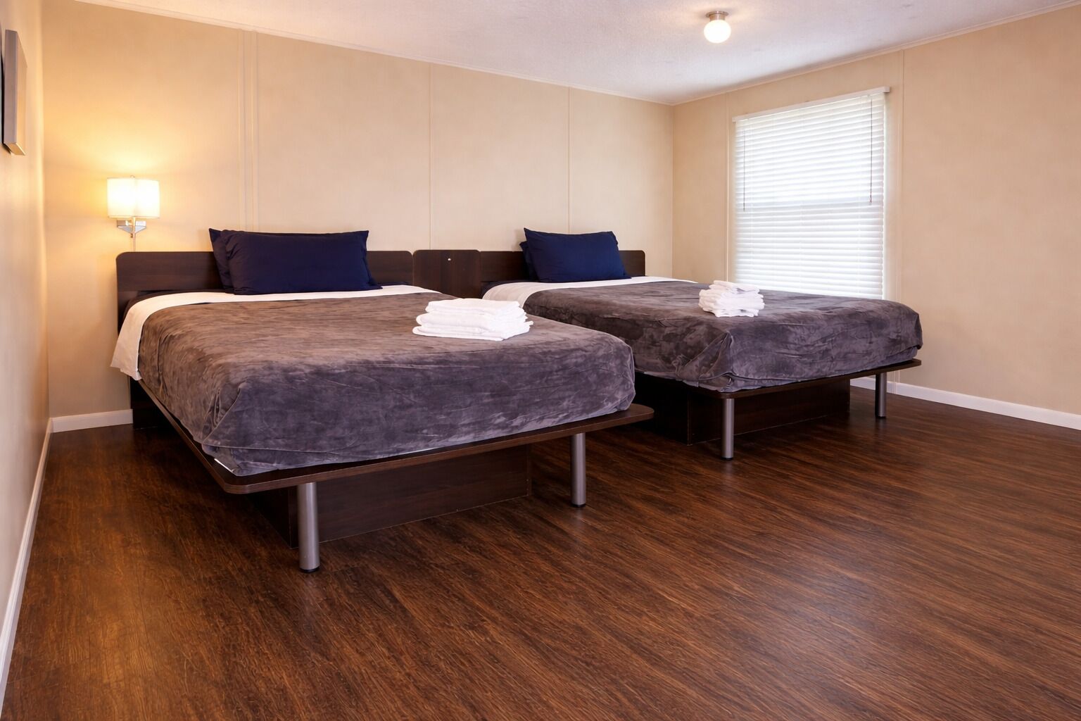 Habitación cuádruple estándar, 2 camas Queen size | Escritorio, tabla de planchar con plancha y ropa de cama 