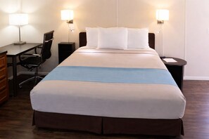 スタンダード ルーム クイーンベッド 1 台 | デスク、アイロン / アイロン台、ベッドシーツ