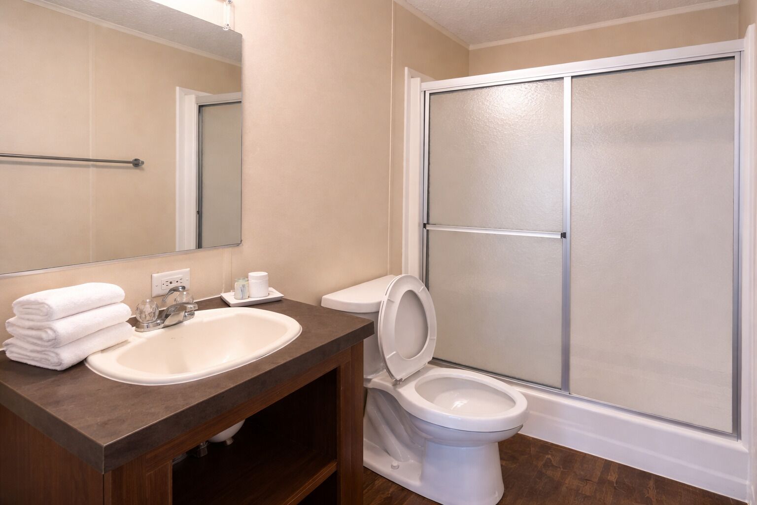 Combined shower/bathtub, free toiletries, towels