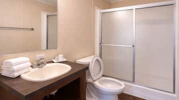 Combined shower/bathtub, free toiletries, towels