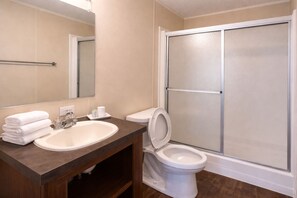 シャワー付き浴槽、バスアメニティ (無料)、タオル