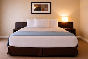 Escritorio, tabla de planchar con plancha y ropa de cama