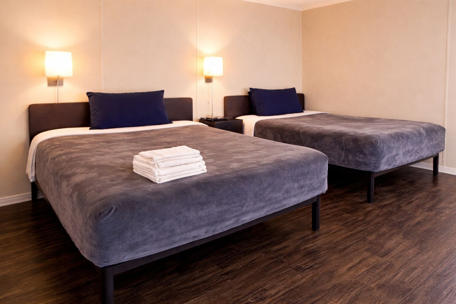 Habitación cuádruple estándar, 2 camas Queen size | Escritorio, tabla de planchar con plancha y ropa de cama 