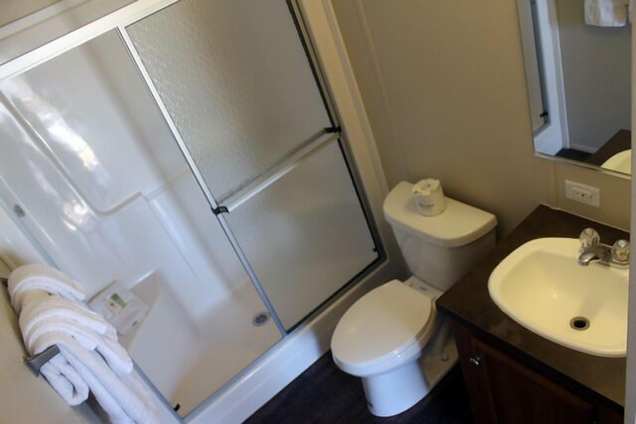 Combined shower/tub, free toiletries, towels