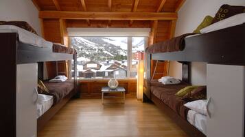 Apartment, 2 Bedrooms (6 People) | Travel crib, free WiFi