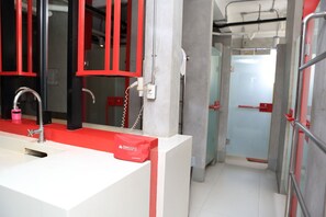 Shower, towels - ZEN Hostel Decho Road (Bangkok)