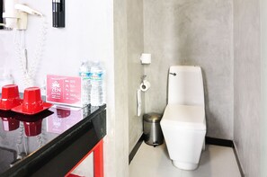 Shower, towels - ZEN Hostel Decho Road (Bangkok)