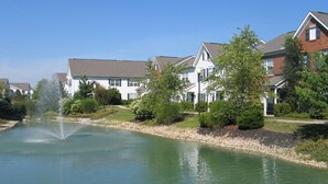 Un barrio residencial con un estanque y casas.