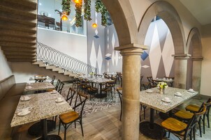 Breakfast, lunch, dinner served; Regional cuisine 