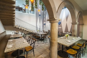 Serveert ontbijt, lunch, diner, regionale gerechten