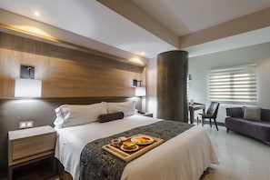 Standaard kamer, 1 kingsize bed | Een kluis op de kamer, een bureau, geluiddichte muren