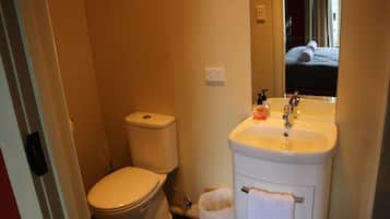 Quarto casal luxo, suíte | Banheiro | Toalhas de banho