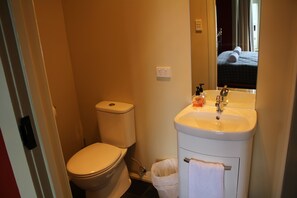 Quarto casal luxo, suíte | Banheiro | Toalhas de banho 