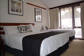 Minibar, desk, soundproofing, iron/ironing board - The Apple Inn (Batlow)