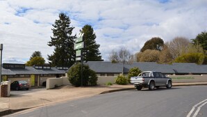 A building with a sign indicating a business named "Apple Inn." - The Apple Inn (Batlow)