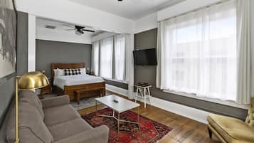 Historic Downtown Suite | Minibar, desk, free WiFi, bed sheets