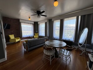 Columbia River Suite | Minibar, desk, free WiFi, bed sheets - Hood River Hotel (Hood River)