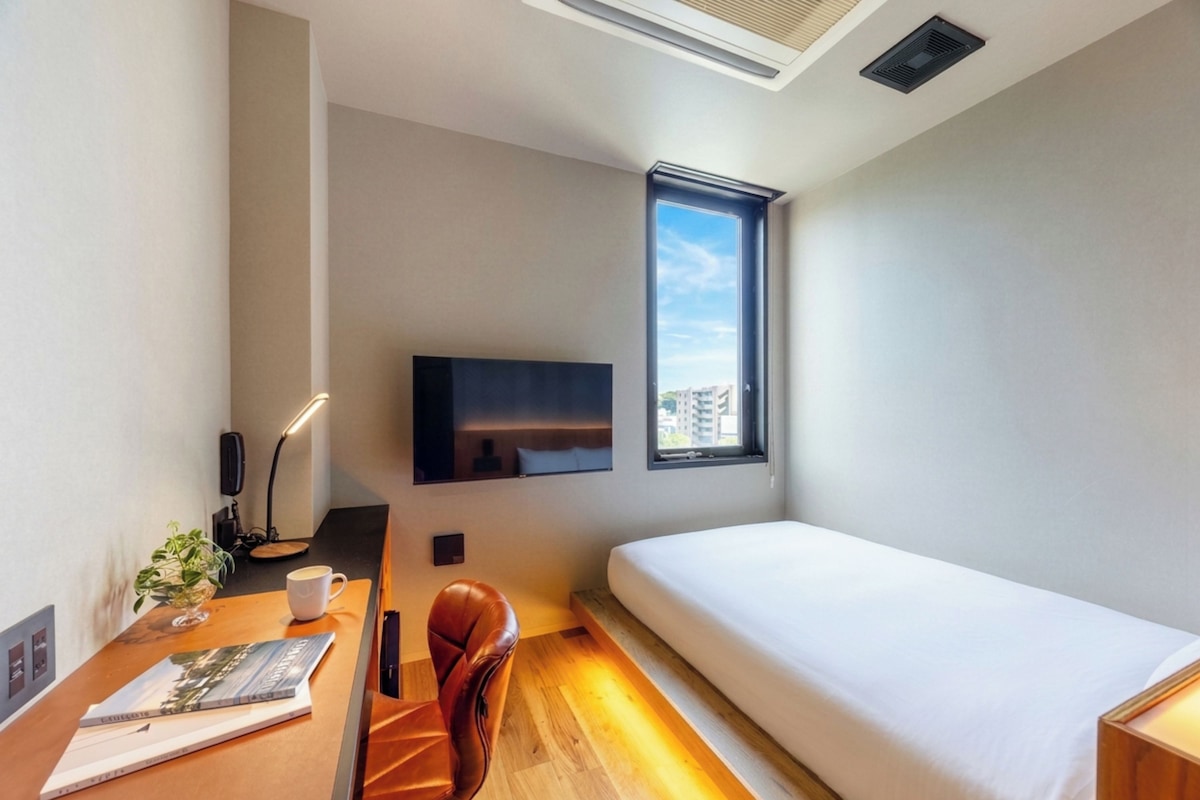 Single Room | Desk, free WiFi, bed sheets