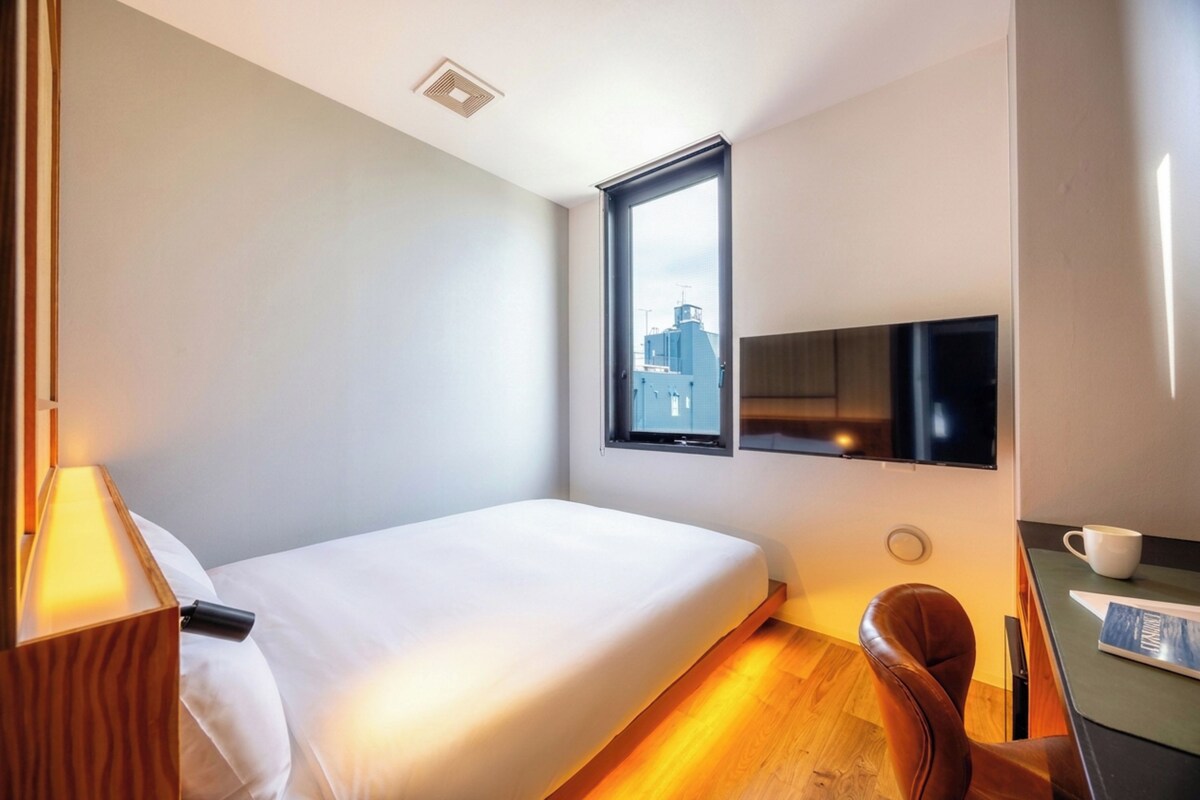 Desk, free WiFi, bed sheets
