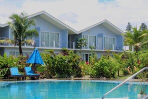 Outdoor pool, pool umbrellas, sun loungers - Blue West Villas (Korolevu)