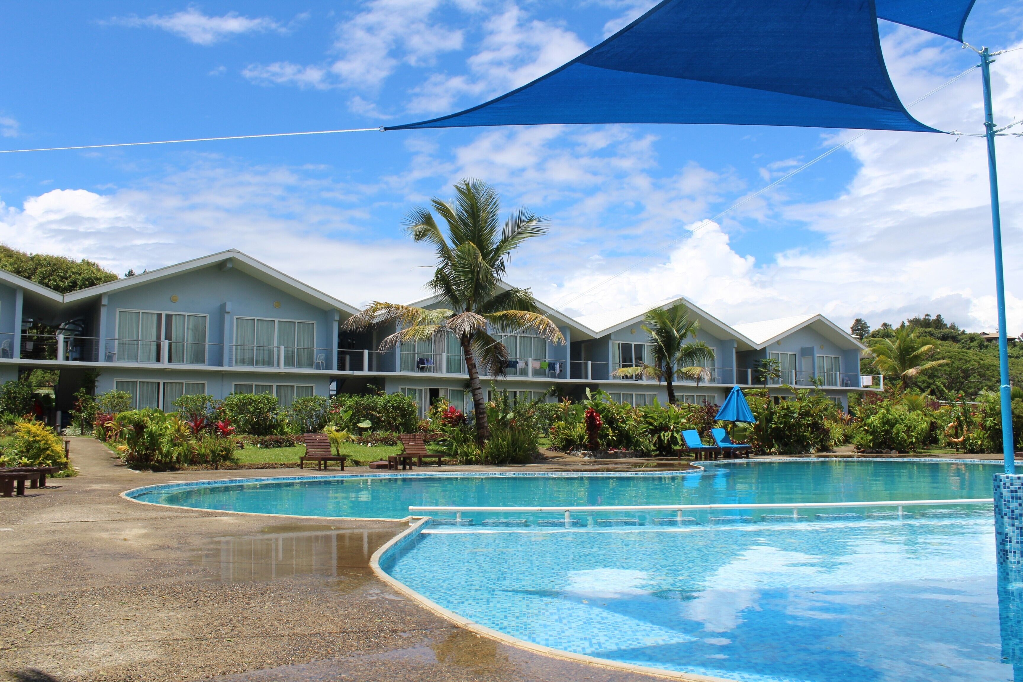 屋外プール、プール パラソル、サンラウンジャー