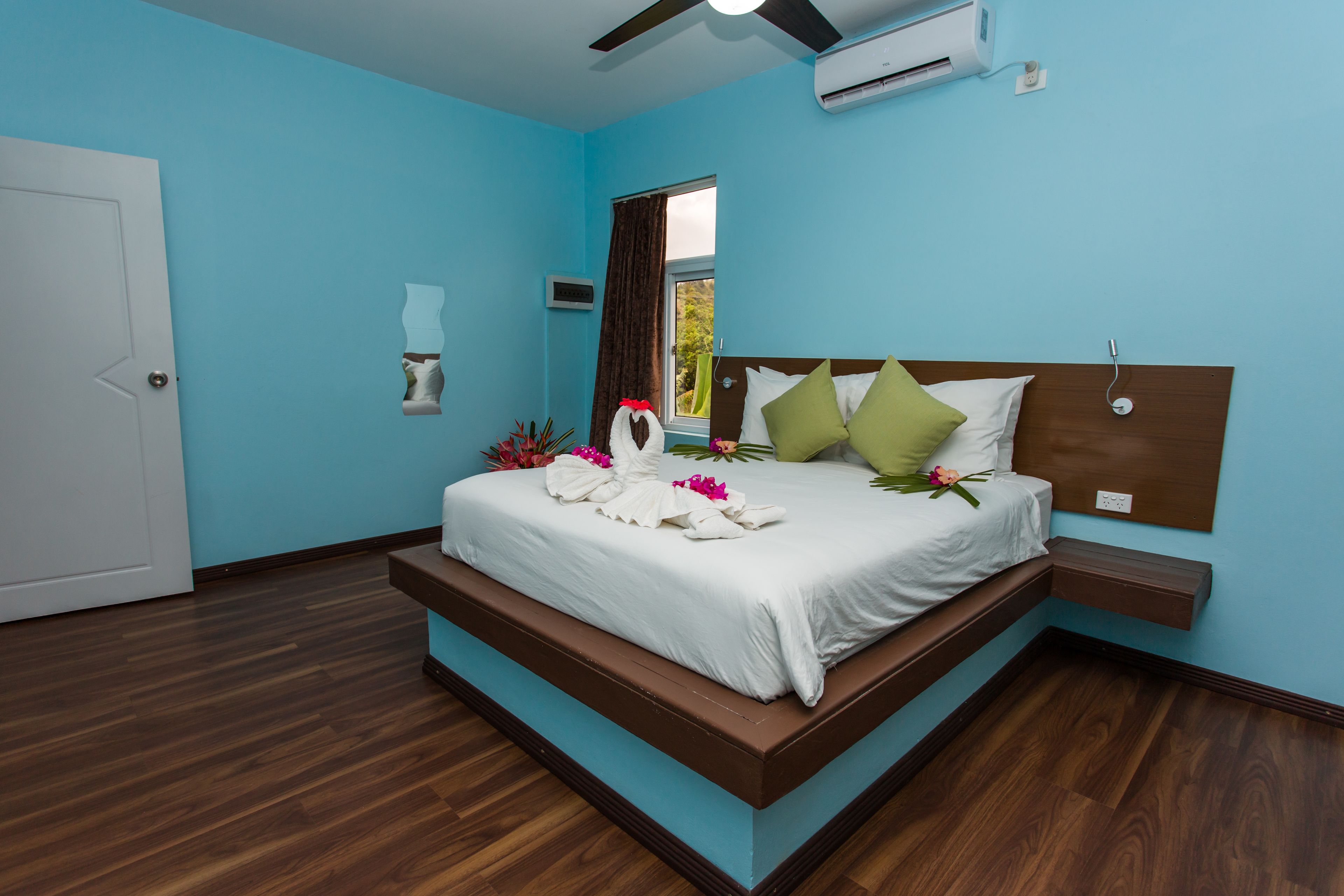 2 quartos, cofres nos quartos, escrivaninha, cortinas blackout