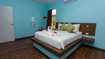 2 quartos, cofres nos quartos, escrivaninha, cortinas blackout