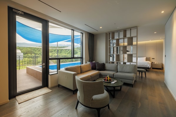 Pool suite, pool Mar-Nov, no pool same-day, maintenance 11:30-13:30, welcome fruit, 1 free extra bed | Zimmersafe, Verdunkelungsvorhänge, schallisolierte Zimmer