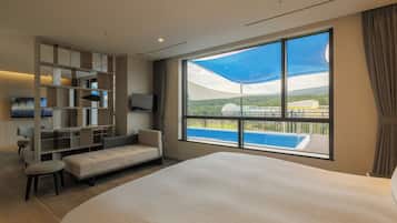 Pool suite, pool Mar-Nov, no pool same-day, maintenance 11:30-13:30, welcome fruit, 1 free extra bed