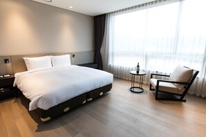 Deluxe-Doppelzimmer, 1 King-Bett, Bergblick | Zimmersafe, Verdunkelungsvorhänge, schallisolierte Zimmer