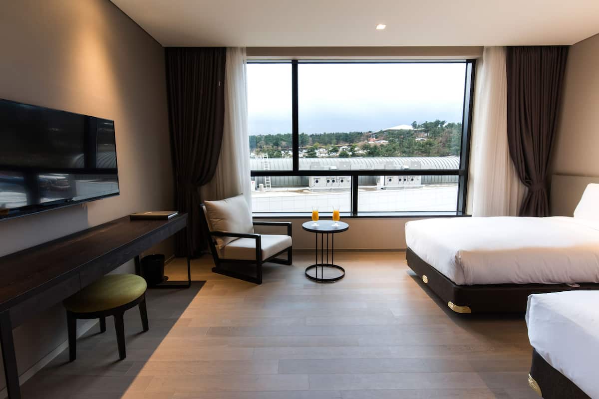 1 bedroom, in-room safe, blackout curtains, soundproofing