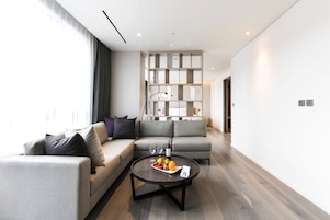 Pool suite, pool Mar-Nov, no pool same-day, maintenance 11:30-13:30, welcome fruit, 1 free extra bed | Living area | 43-inch flat-screen TV with digital channels, TV