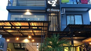 Un hôtel moderne, reconnaissable à son logo en forme de « S », doté d’une entrée couverte et d’un escalier menant aux étages supérieurs.