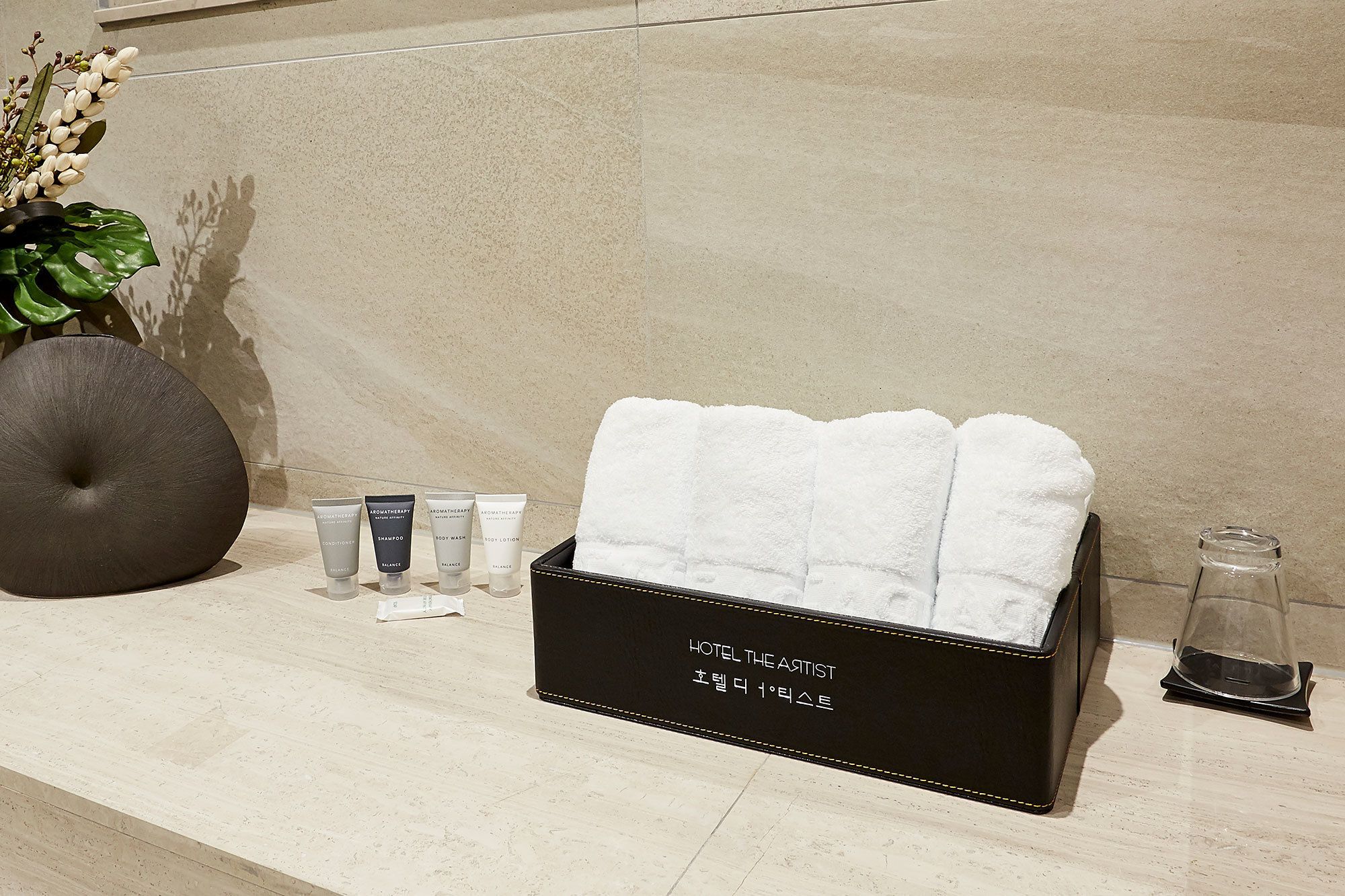 Un ripiano del bagno con una scatola nera etichettata 