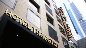 A hotel sign with the name 'HOTEL THE ARTIST'. - Hotel The Artist Yeoksam (Seoul)
