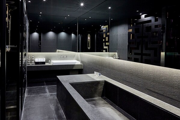 ห้องพัก (Special) | ห้องน้ำ | ฝักบัวในอ่างอาบน้ำ, อ่างอาบน้ำแบบแช่ตัว, ของใช้ในห้องน้ำระดับพรีเมียม